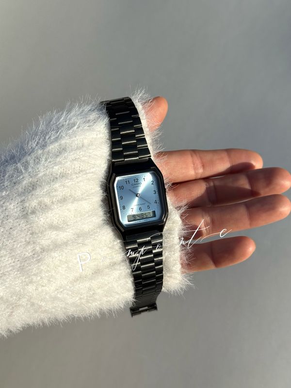 Casio old money negro fondo celeste