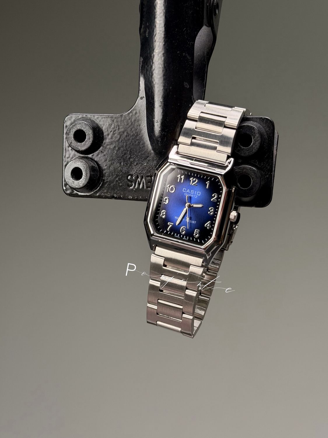 Casio classic plata fondo azul