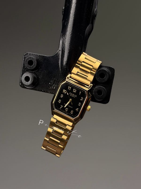 Casio Classic dorado fondo negro