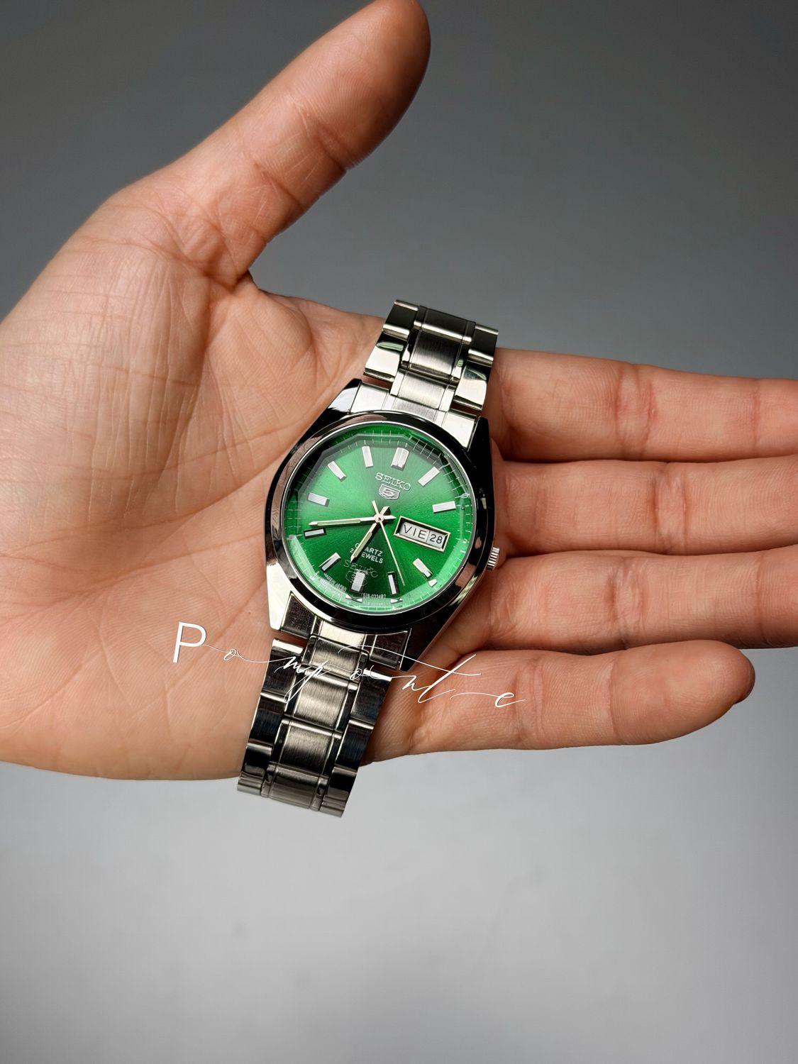 Seiko 5 fondo verde oscuro