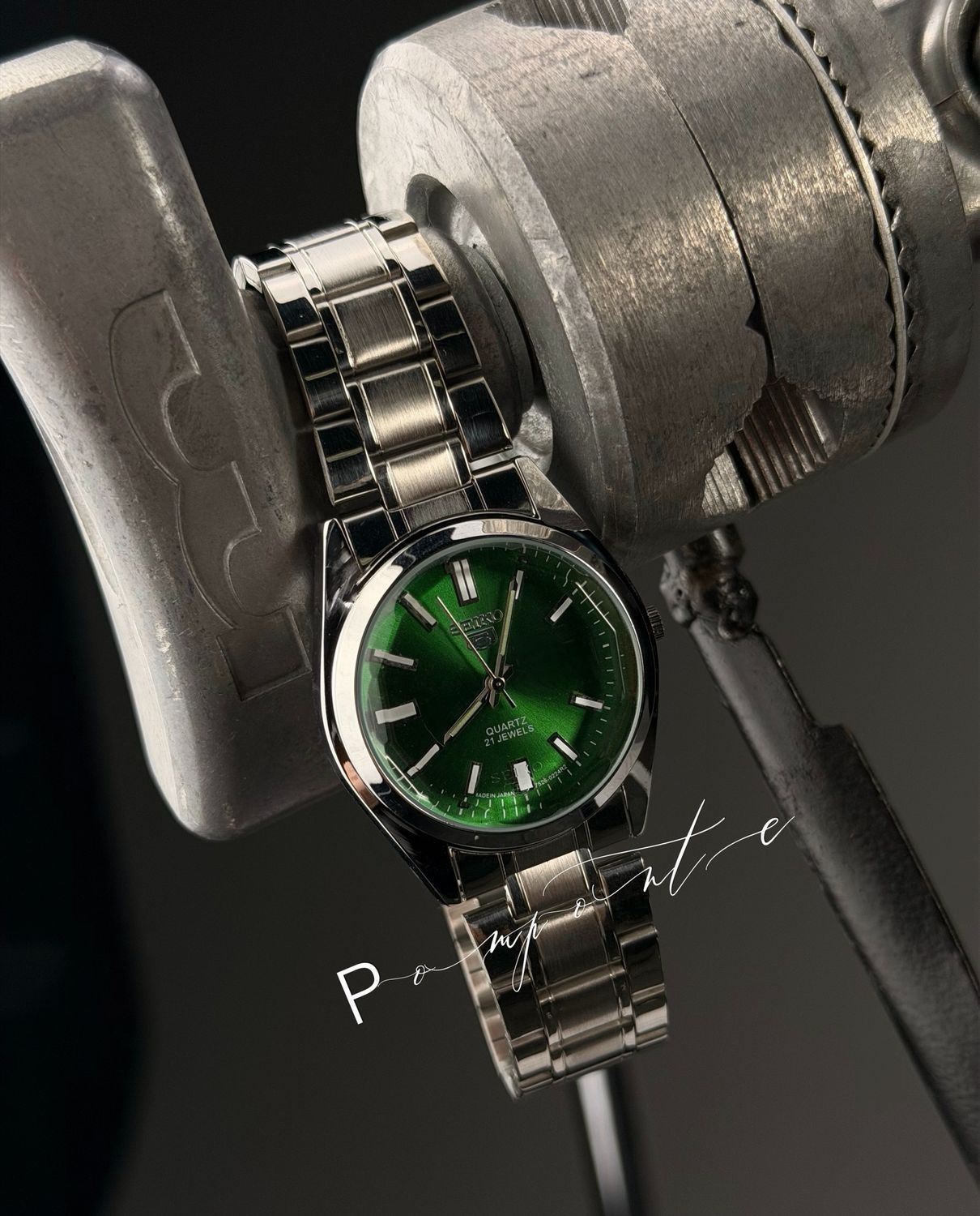 Seiko 5 fondo verde oscuro