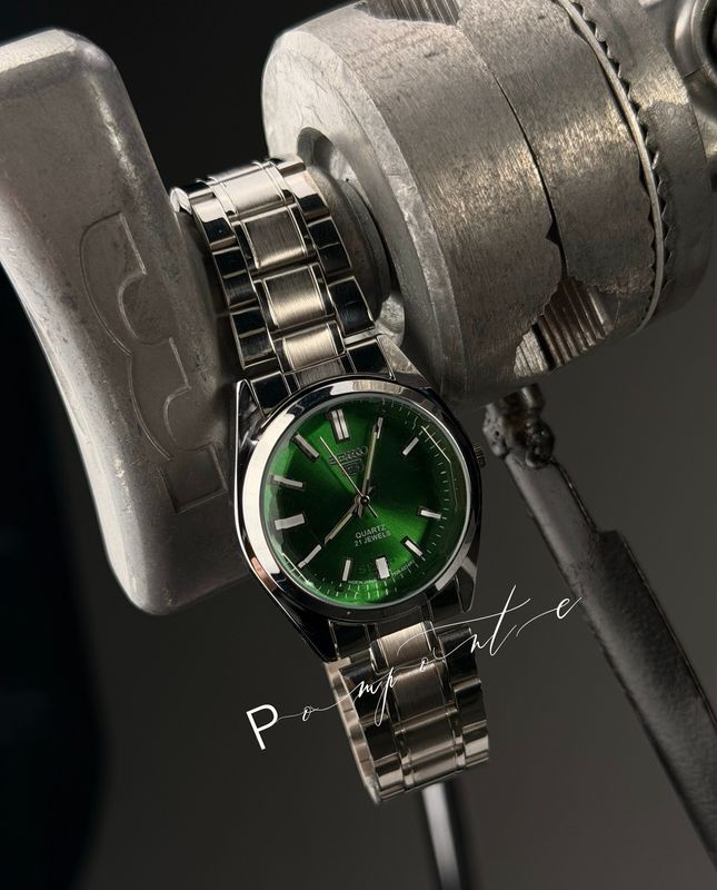 Seiko 5 fondo verde oscuro