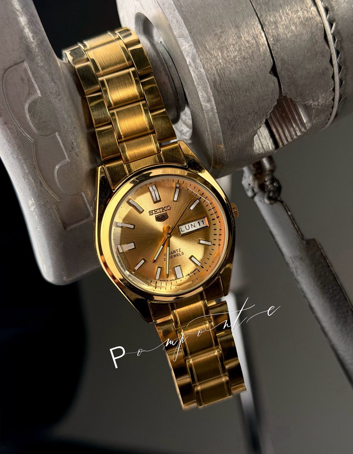 Seiko 5 dorado fondo dorado