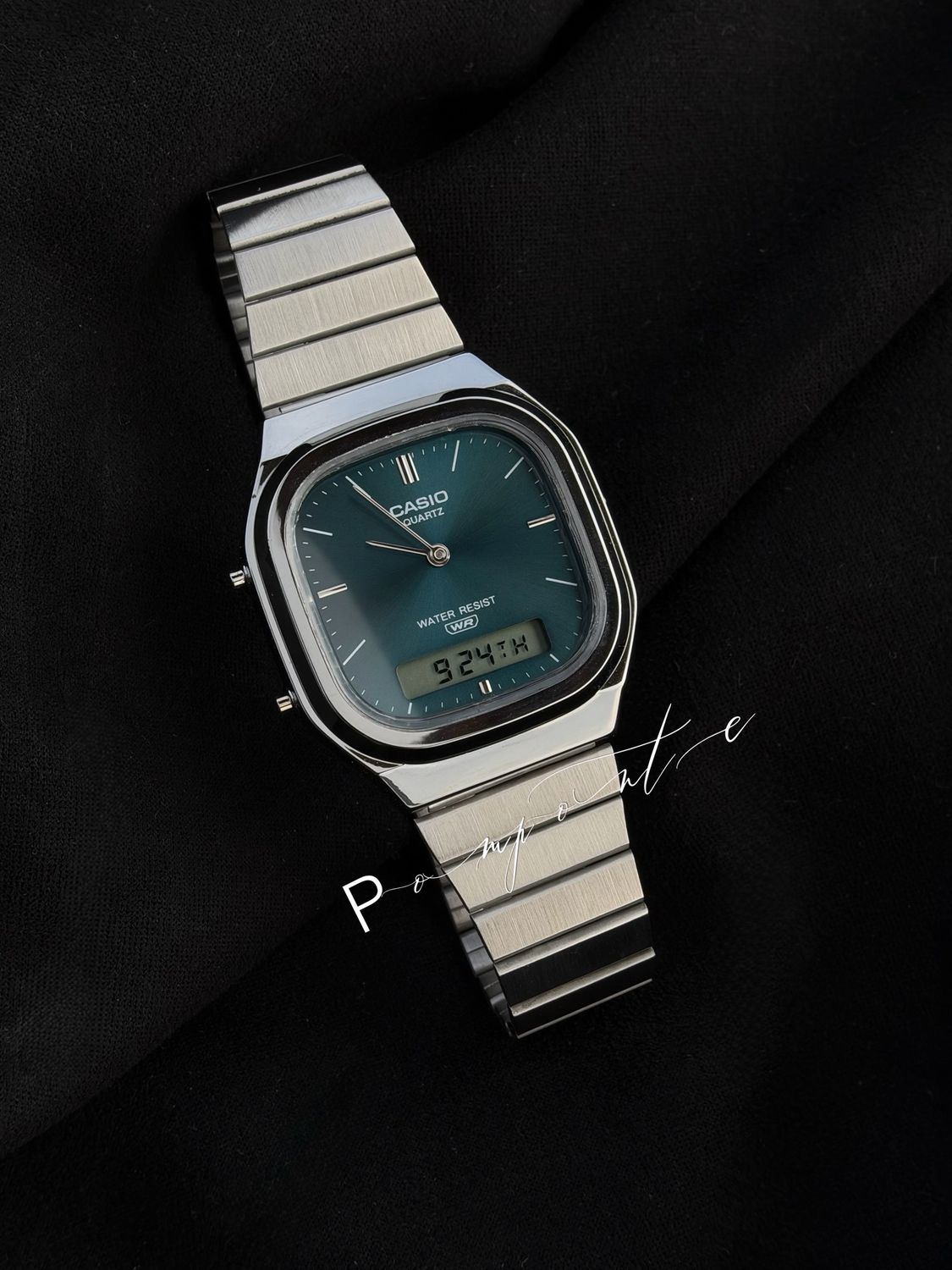Heritage plata fondo verde oscuro 
