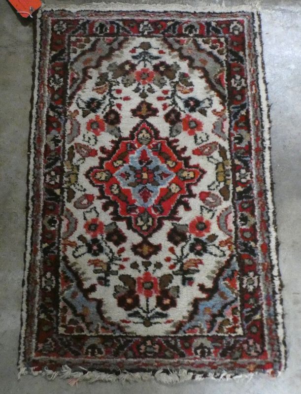 Persian Dergazine Rug 2ft x 2ft10in   dvaj2