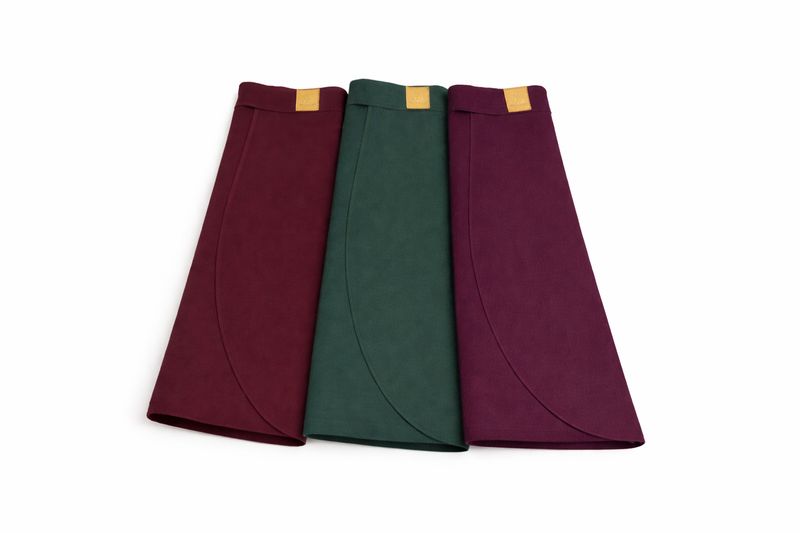 Letty's Design Coach apron waterproof bordeaux and green