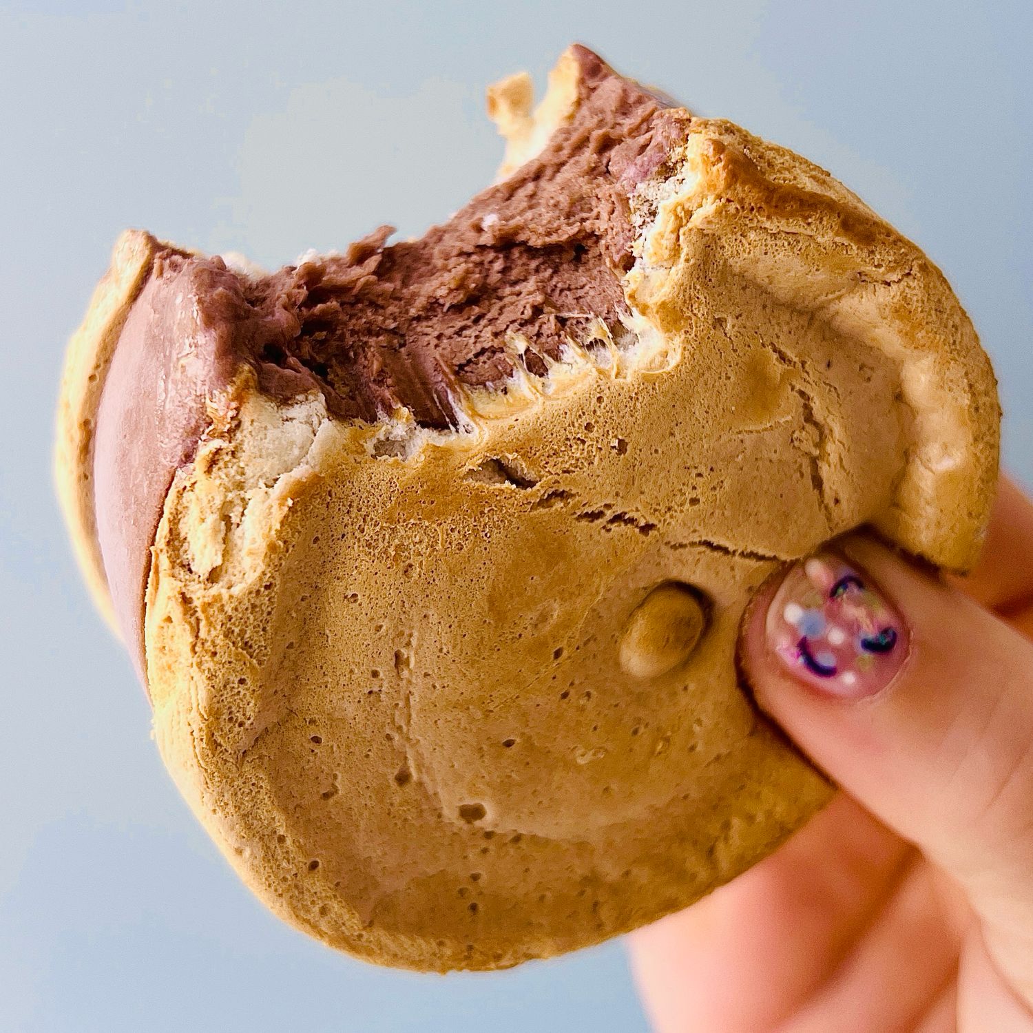 Bocado S&#39;more (merengue wafer sandwich)
