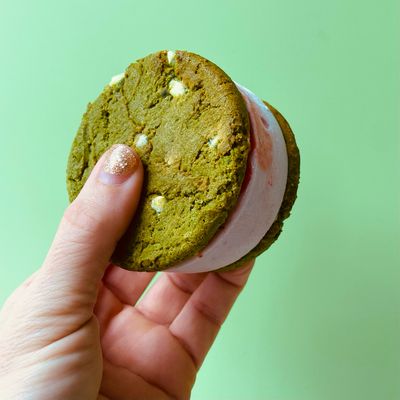 Bocado Fresa Matcha (Cookie Sandwich)
