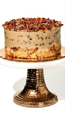 Guineo Praline Ice Cream Cake (vanilla cake base)