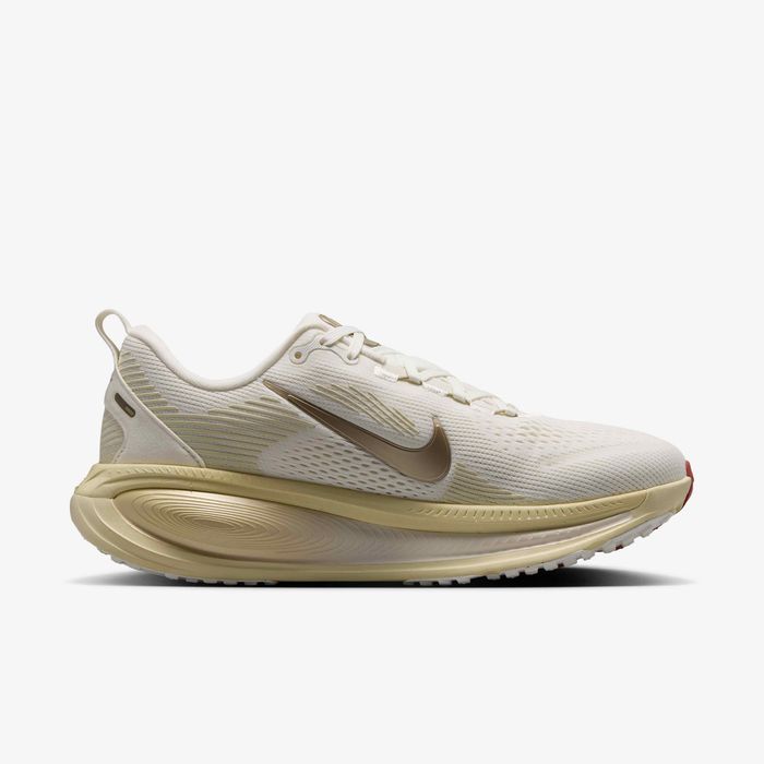 Nike Women Vomero 18 (Sail/Metalic Gold Grain)