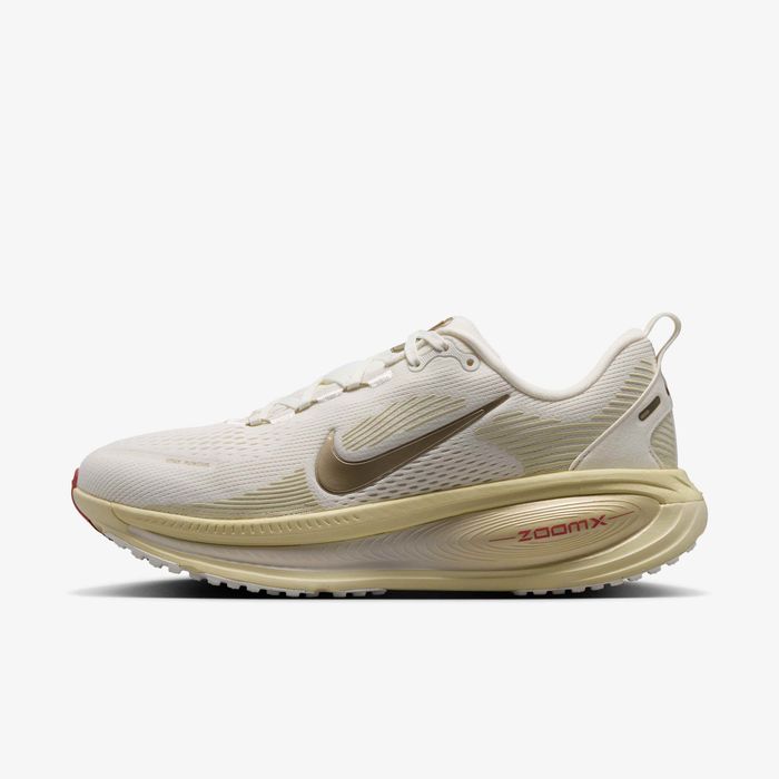 Nike Women Vomero 18 (Sail/Metalic Gold Grain)