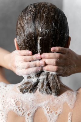Haarpflege - Frauenkopf, Haare Waschen, Haare mit Schaum bedeckt