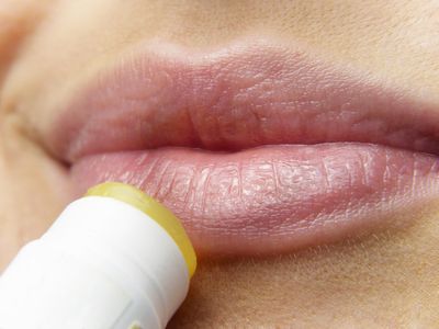 Lippenpflege, Lippenpflege Stift auf der unteren Lippe.