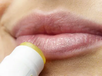 Lippenpflege, Lippenpflege Stift auf der unteren Lippe.
