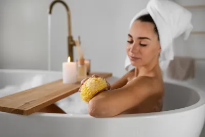 Duschen und Baden, Frau in der Badewanne  mit Schwann in der Hand.