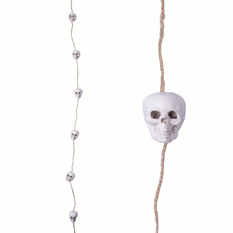 Girlande mit Totsköpfen