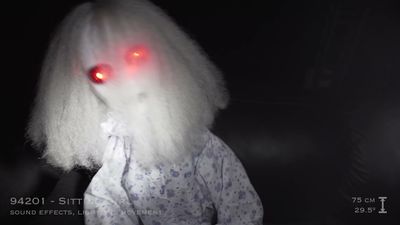 Sitzendes Mädchen 75cm Animatronic