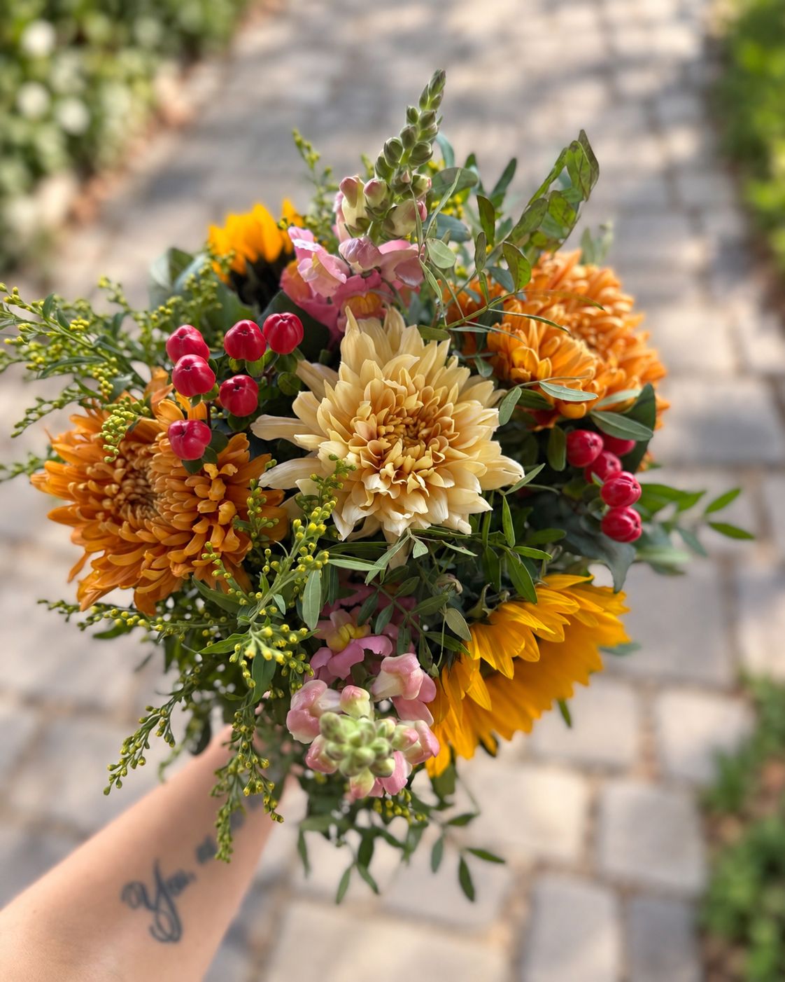 Zarte Umarmung – liebevoller Blumenstrauß