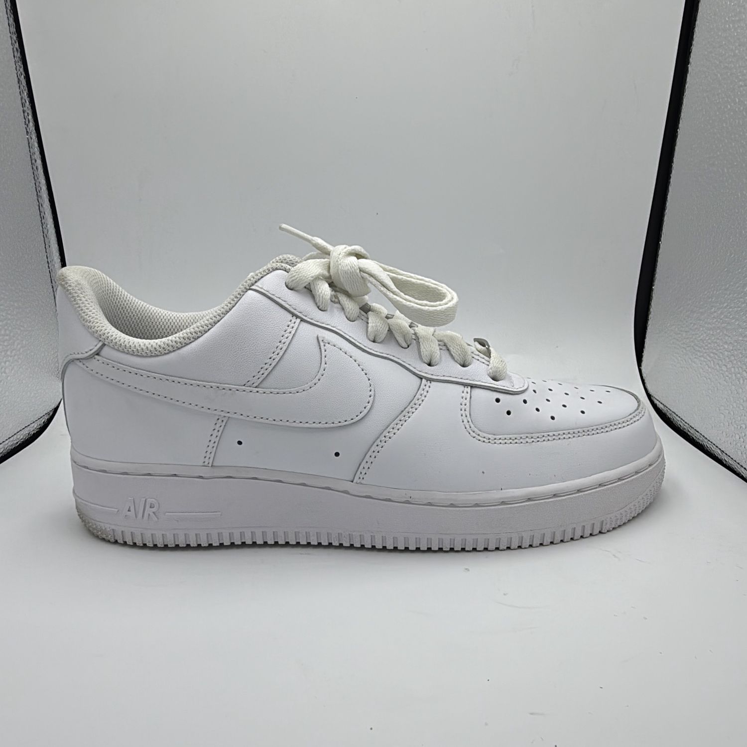 NIKE AIR FORCE 1 “TRIPLE WHITE” SZ 8 N.B.