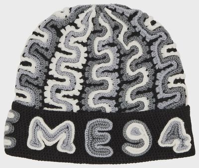 SUPREME YARN APPLIQUE BEANIE "BLACK"