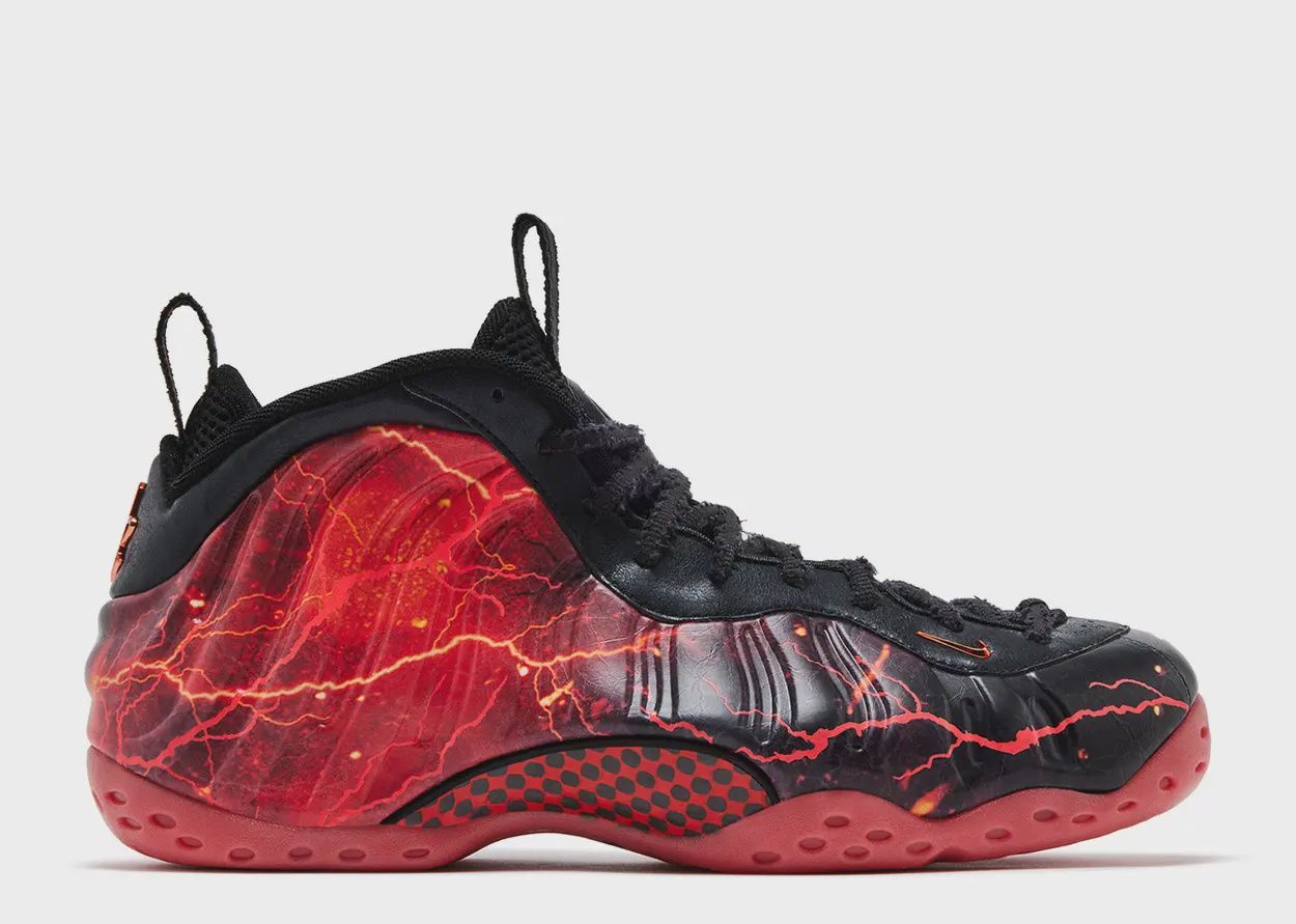 NIKE AIR FOAMPOSITE ONE PREMIUM QS X STRANGER THINGS "BLACK BRIGHT CRIMSON"
