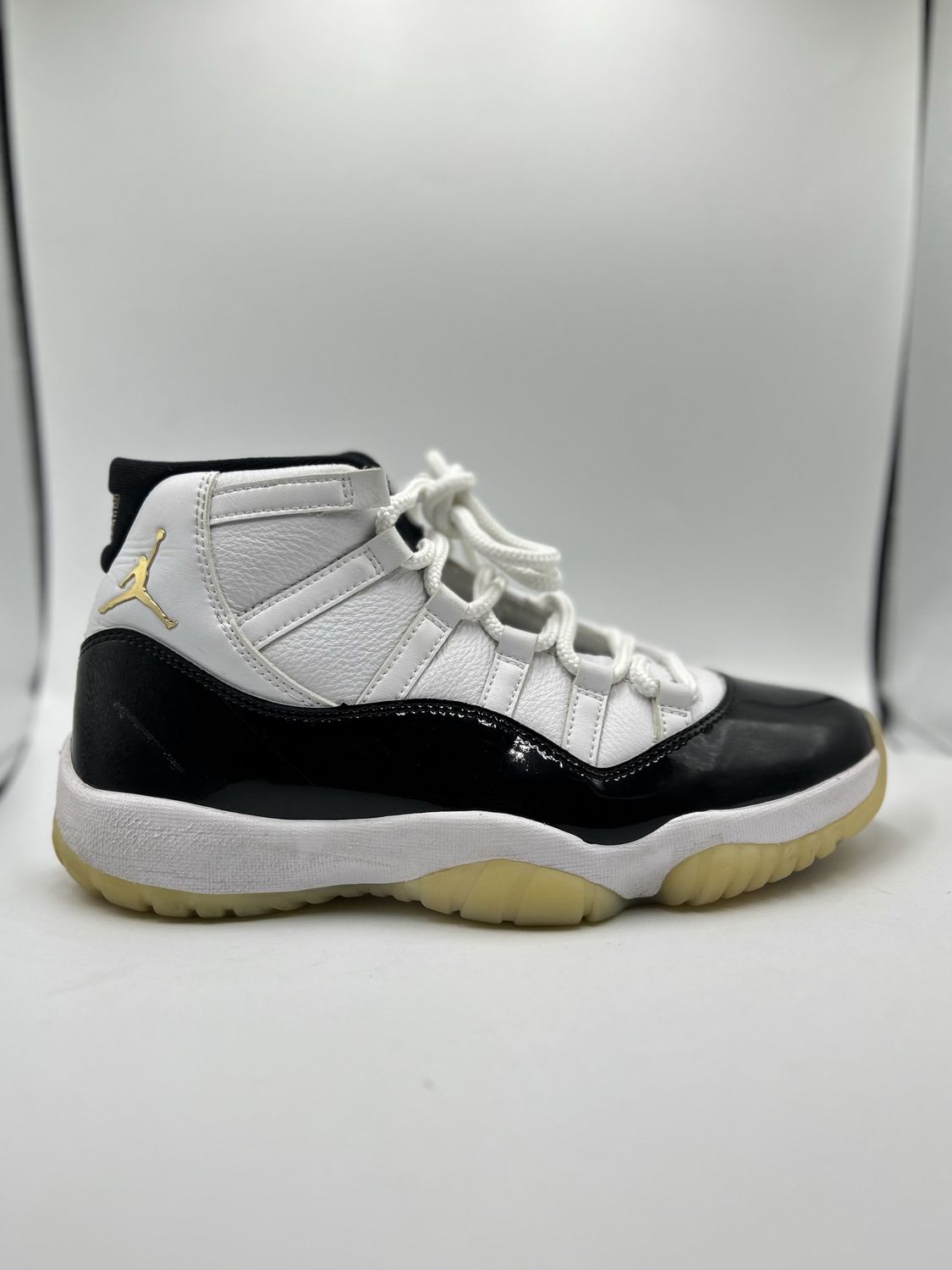 JORDAN 11 "GRATITUDE/DMP" SZ 8.5