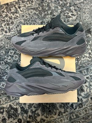 YEEZY 700 V2 “VANTA” SZ 13.5