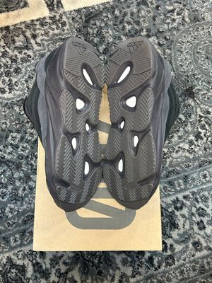 YEEZY 700 V2 “VANTA” SZ 13.5