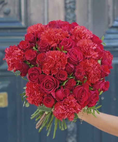 Bouquet Opéra – Roses &amp; Œillets Rouges