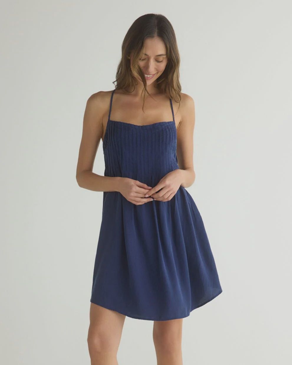 Bella Dahl - Flowy Pintuck Dress Summer Navy Bella Dahl - Flowy Pintuck Dress Summer Navy