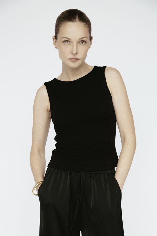 Amanda Maria - Bamboo Seamless Crew Tank Black