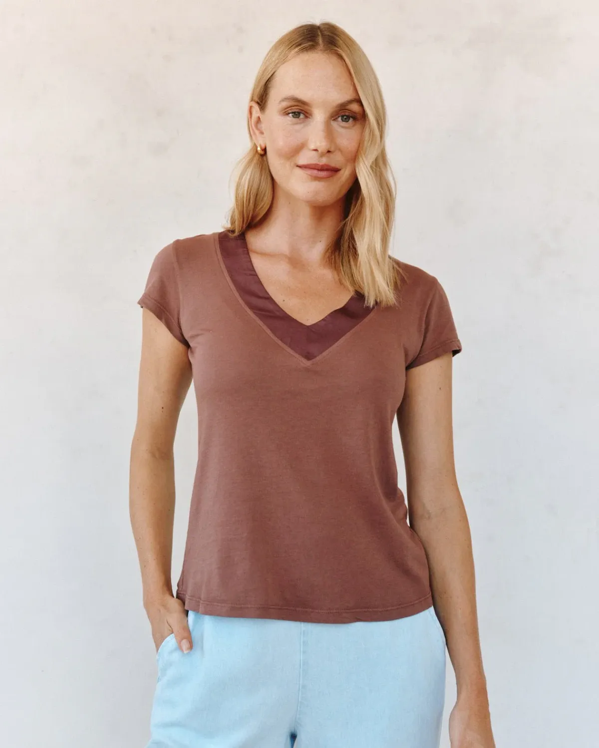 Bella Dahl - Mixed V-Neck Tee Mocha Cloud