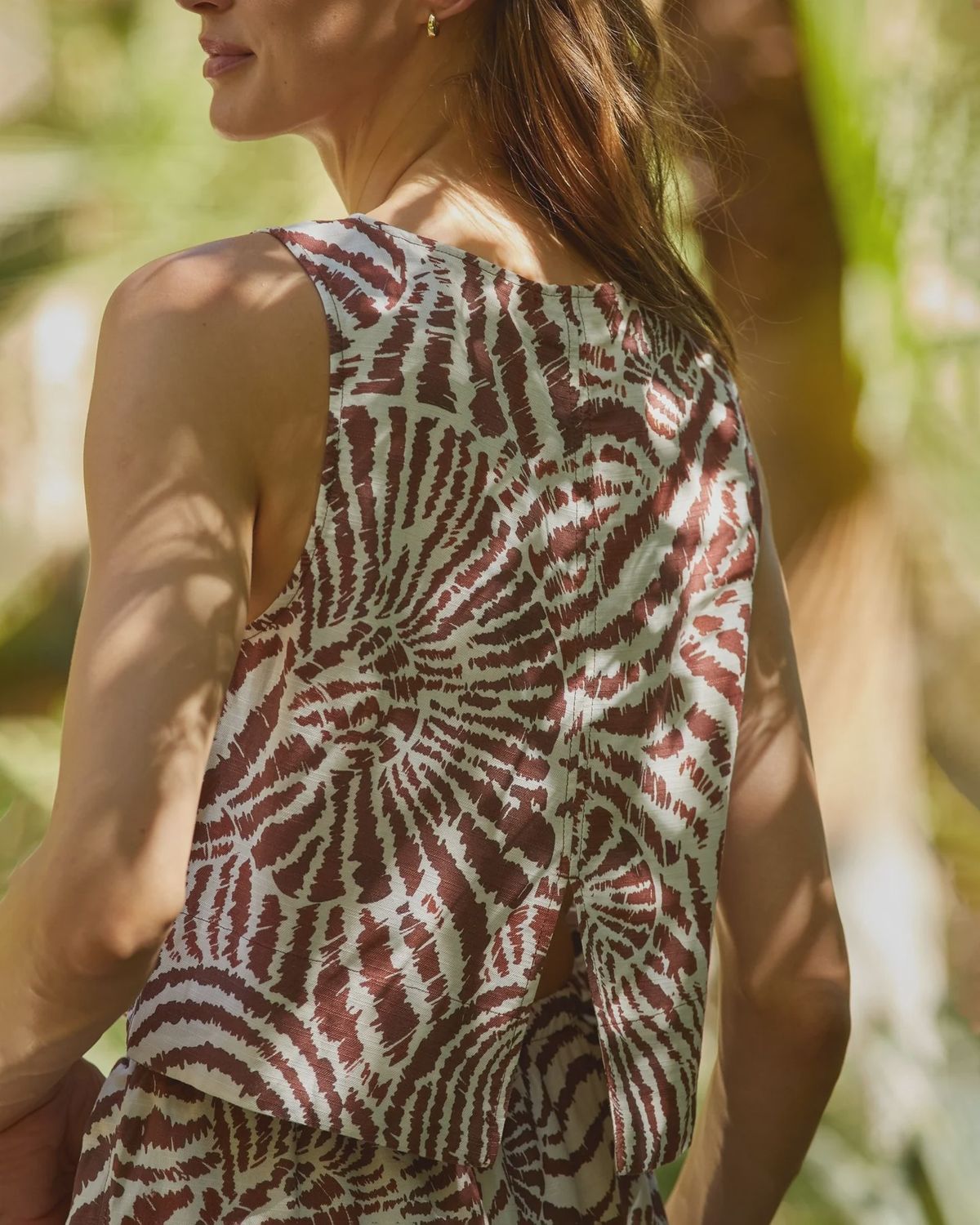 Bella Dahl - Sleeveless Boat Neck Split Back Abstract Shell Print