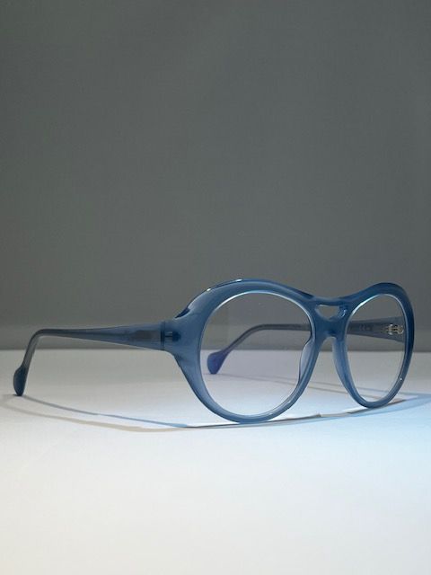 Suzy Glam Calls the shots Blue