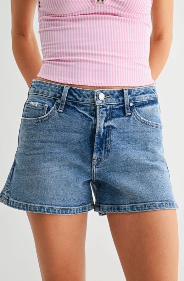 Regular Hem Stretch Short w/ Hidden Slit - Medium Wash