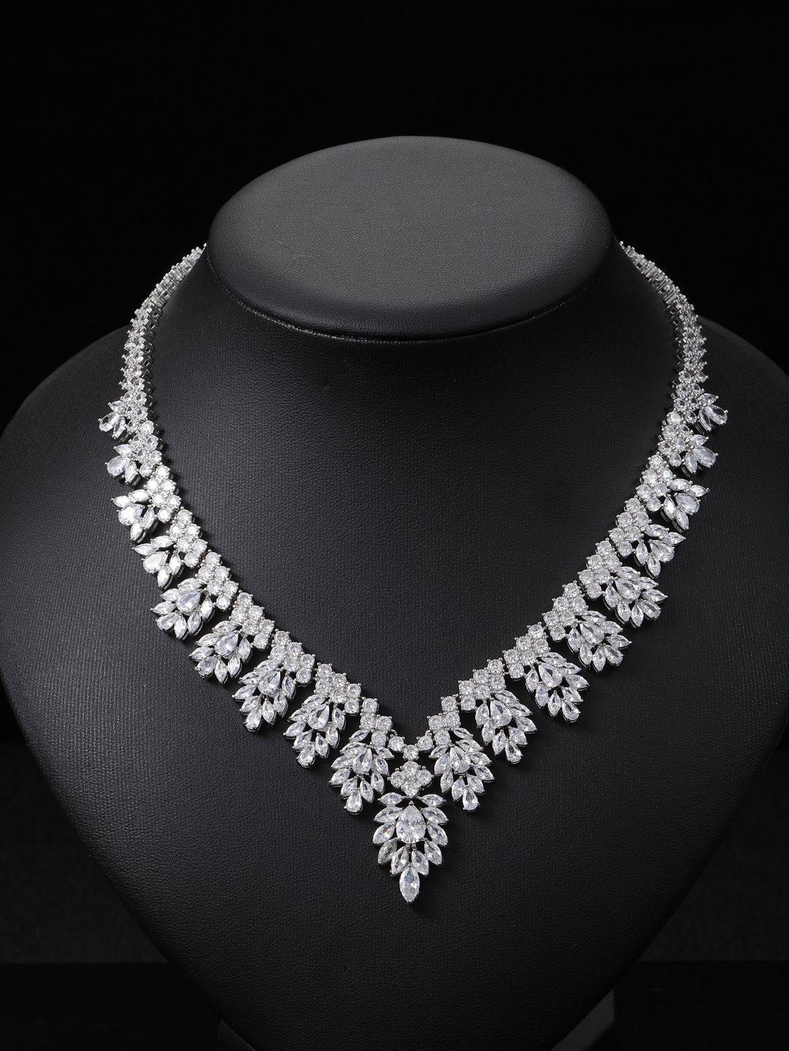 (Moissanite Necklace) European and American Fashion Jewelry Bridal Dress Wedding Dress Dinner Full Diamond Leaf Holiday Style, Color: White