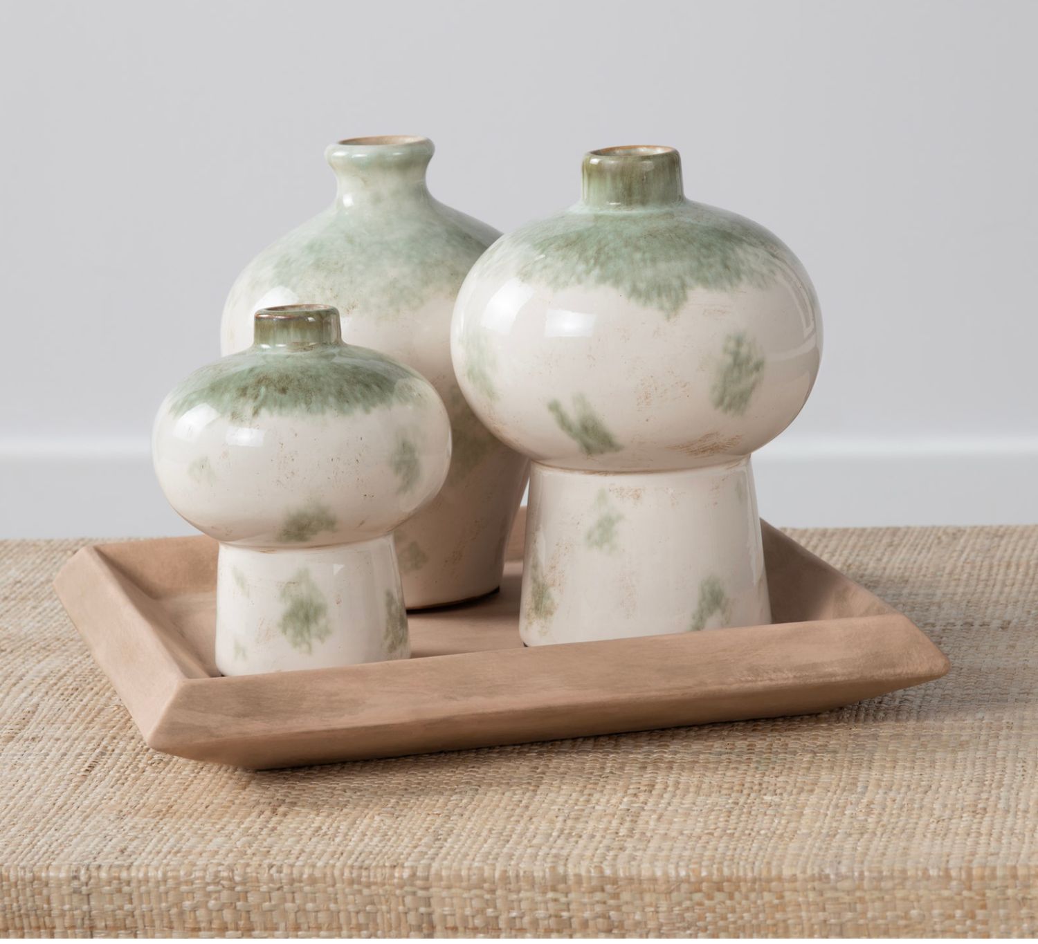 Ivy Green White Ceramic Vase Set (3) W/ Tray