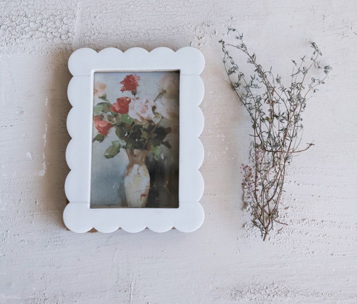 Resin Scalloped Photo Frame