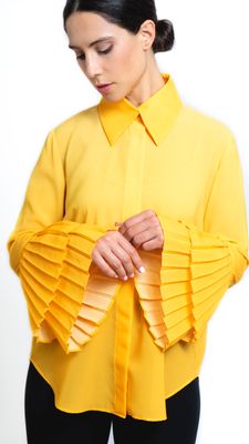 camisa amarilla con pliegues en las mangas