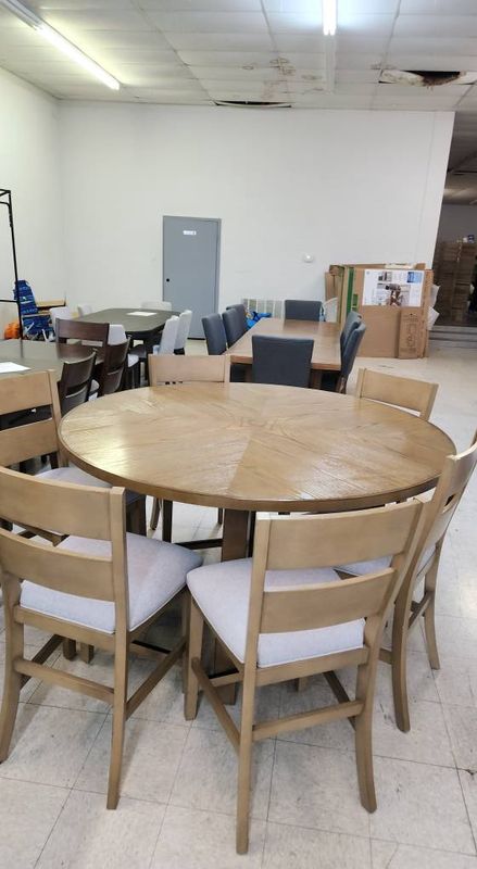 Wellington 7-Piece Counter Height Dining Table Retail $1100