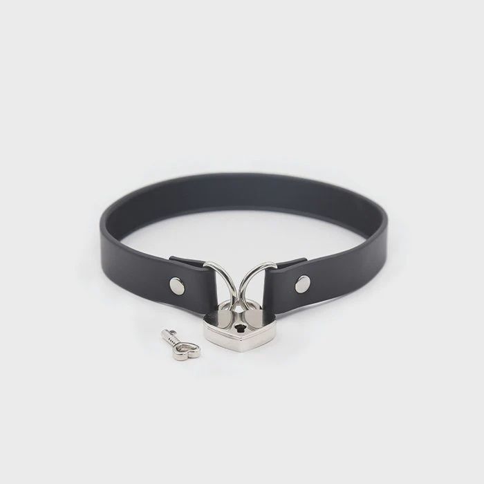 Plesur PVC Collar w/Heart Lock