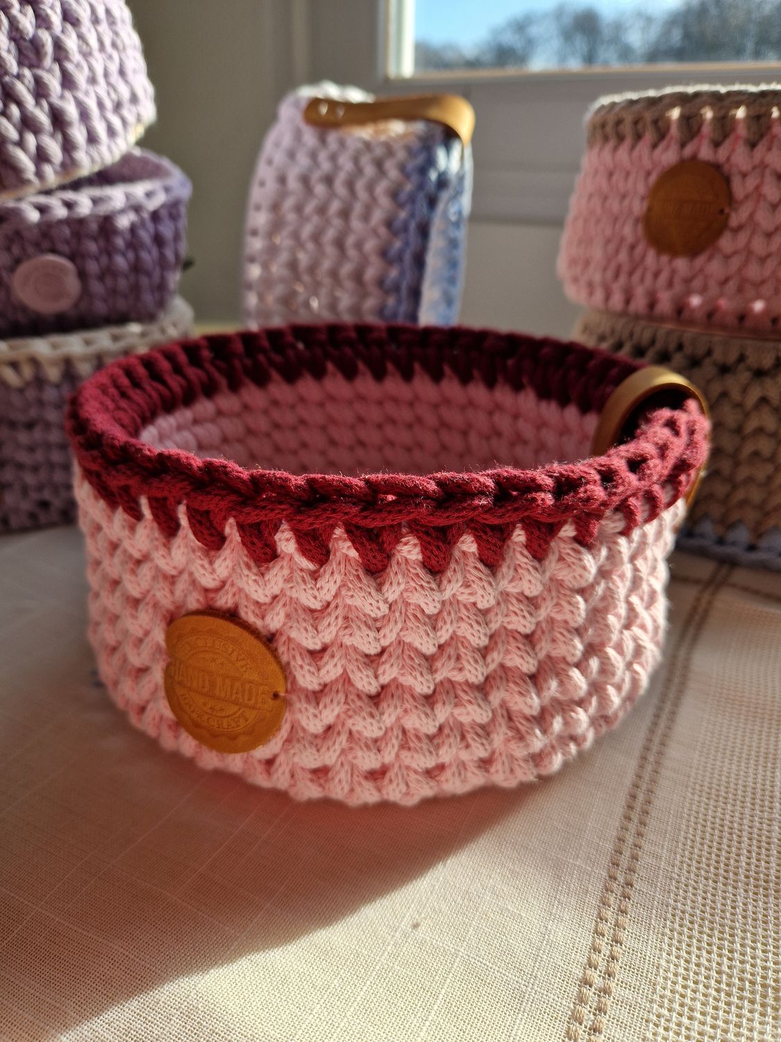 Handgehäkelter Aufbewahrungskorb aus Baumwolle – rosa/dunkel rot– Handmade