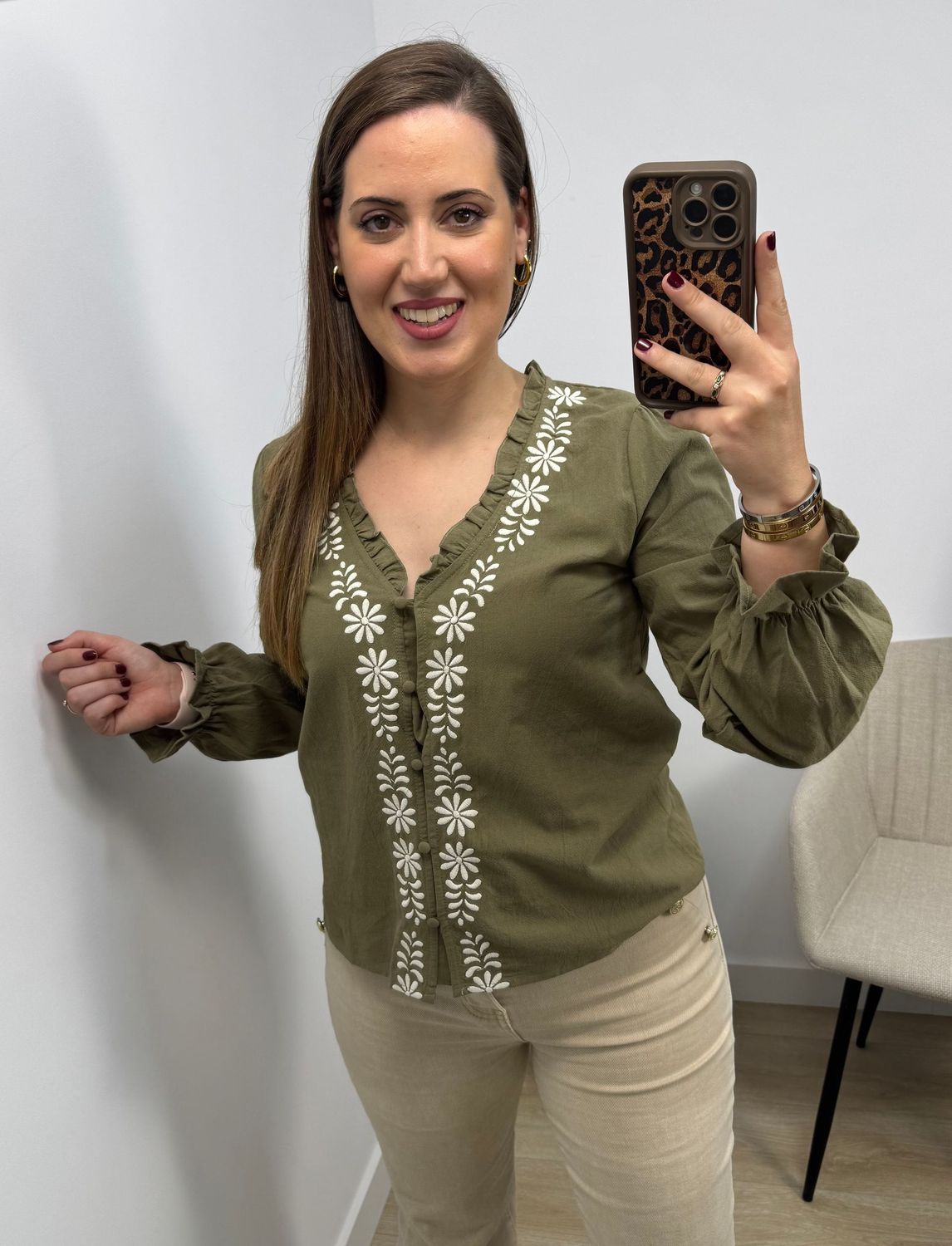 Camisa kaki bordados Camisa kaki bordados