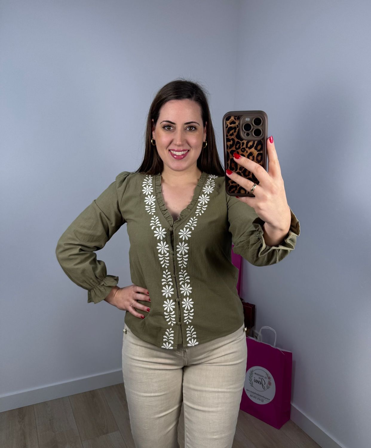 Camisa kaki bordados