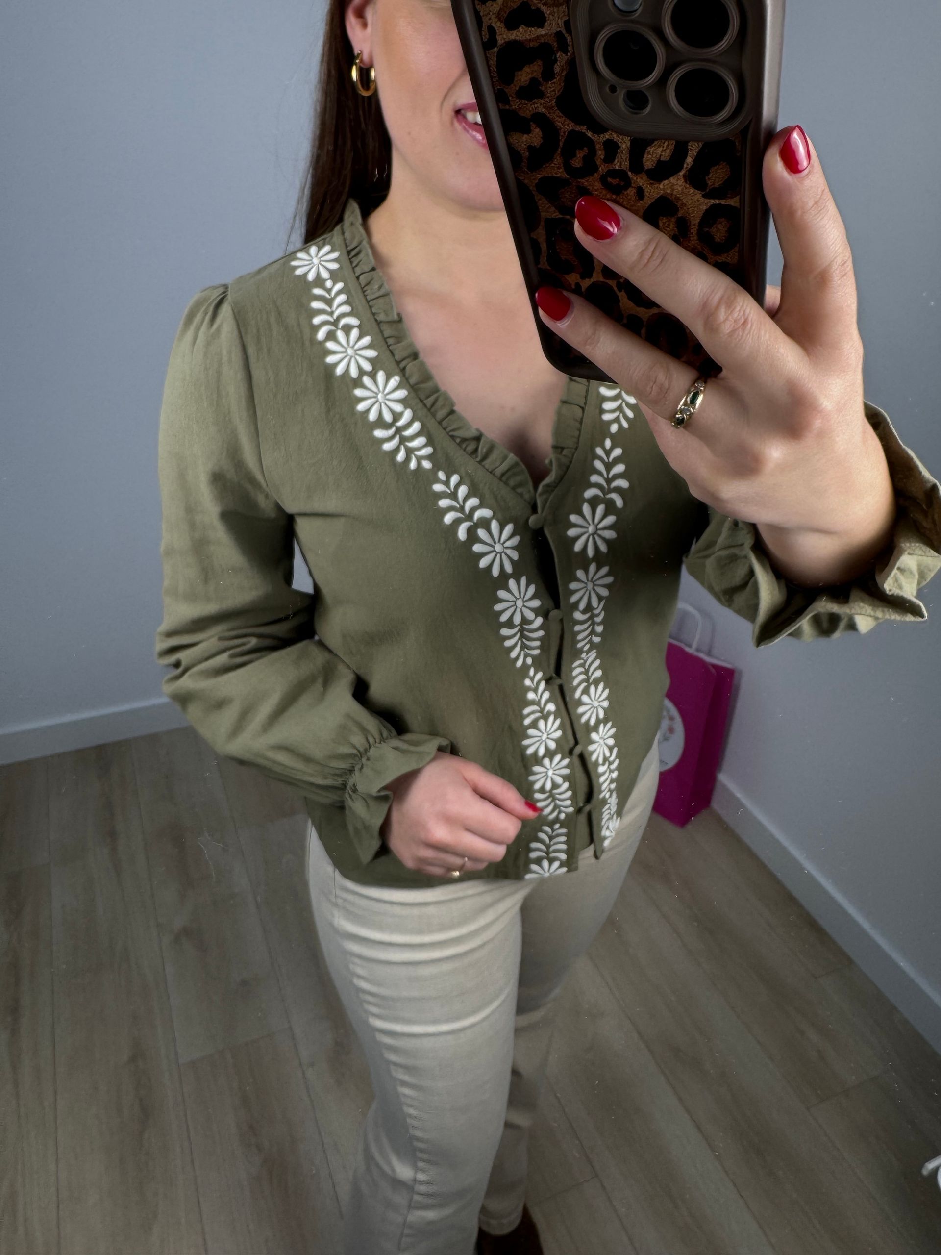 Camisa kaki bordados