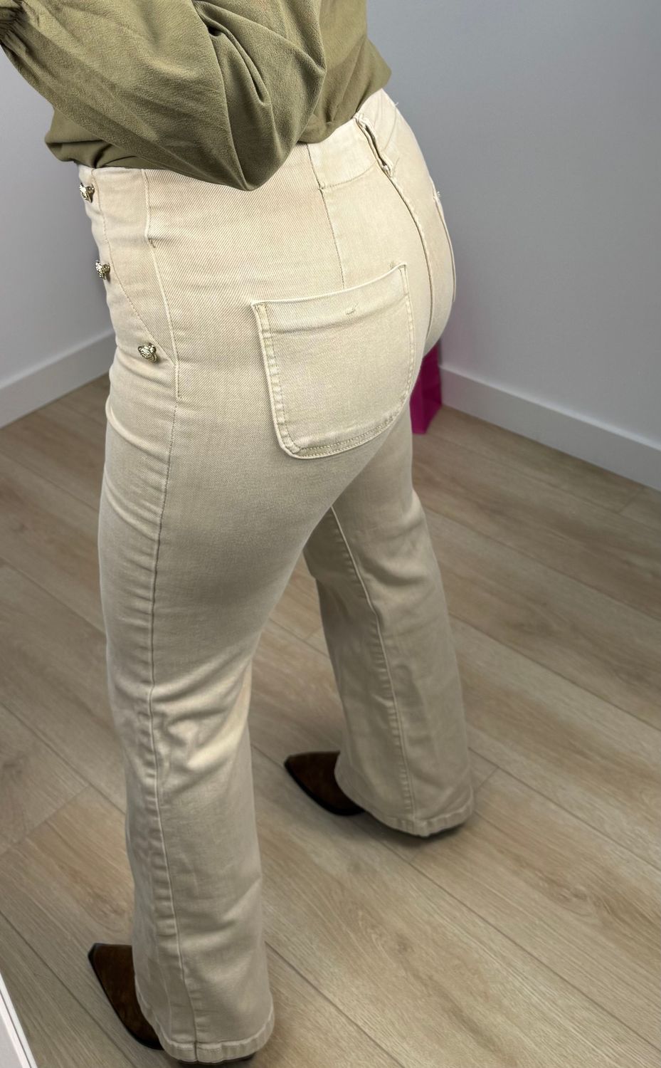 Jean beige botón dorado