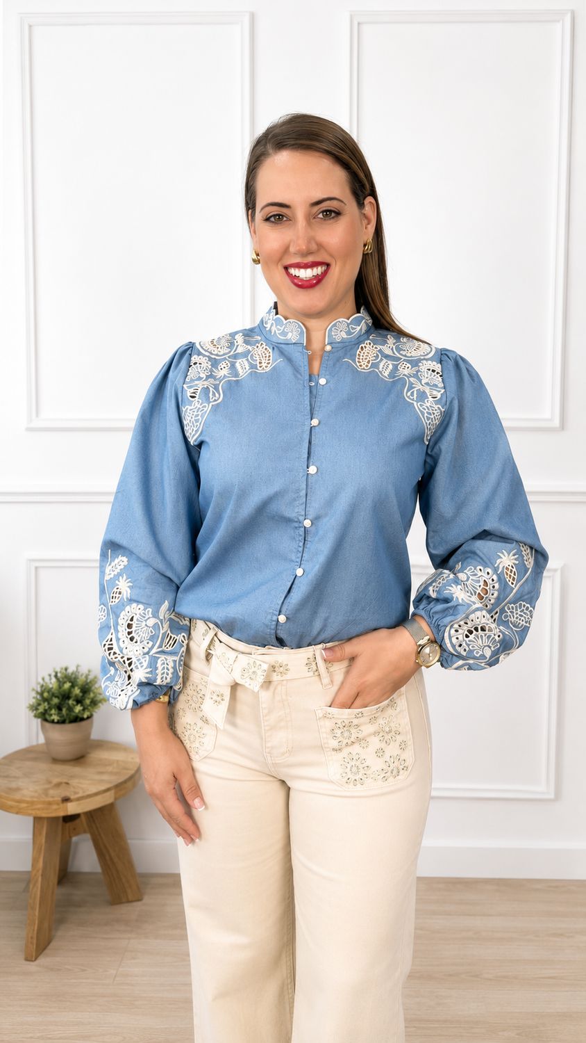 Camisa vaquera bordada en beige