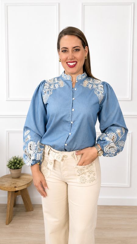 Camisa vaquera bordada en beige