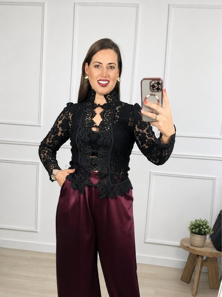 Camisa encaje y botón asiático