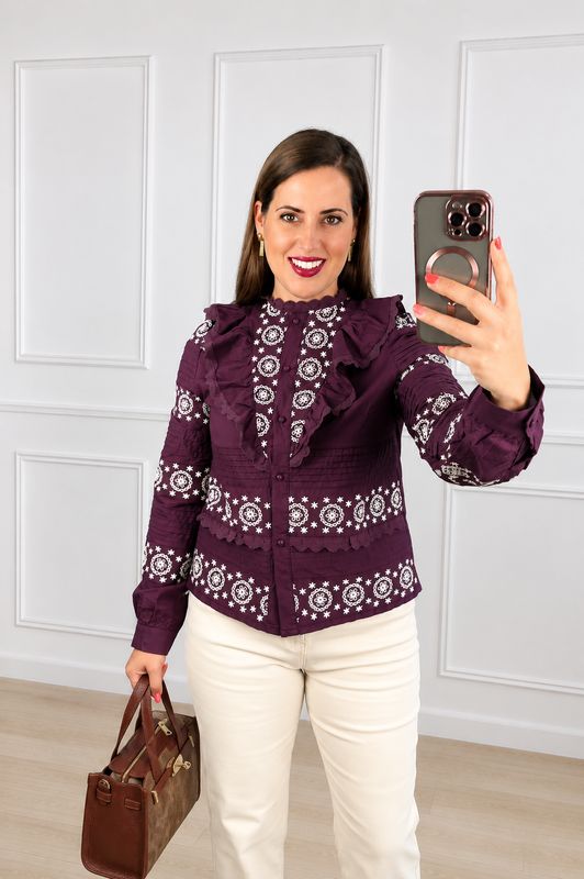 Blusa bordada con volante